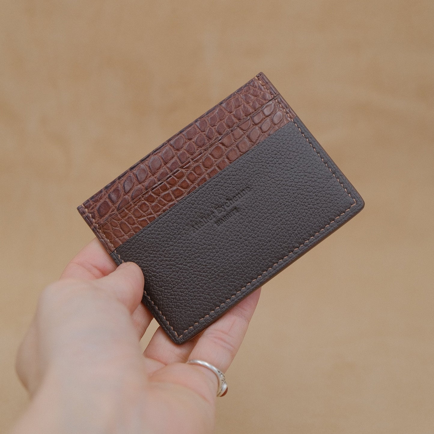 BETIKOA - Porte-cartes en Taurillon Chocolat et Alligator Cognac