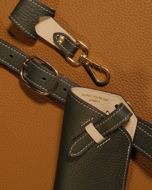 Étui à lunettes KASUA en cuir pleine fleur, fabriqué à la main à Biarritz –compatible avec différents formats de lunettes.