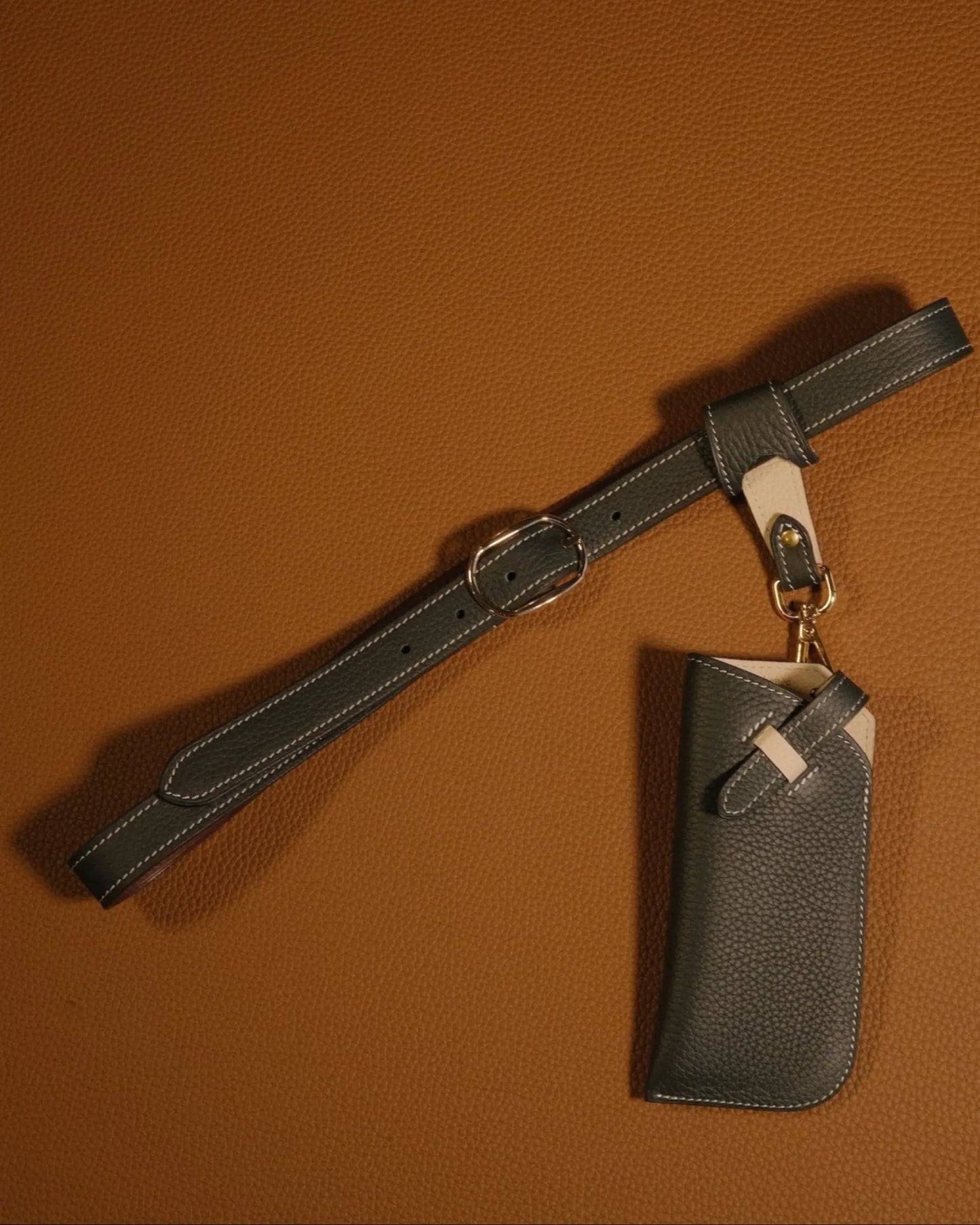 Étui à lunettes KASUA en cuir pleine fleur, fabriqué à la main à Biarritz – compatible avec différents formats de lunettes.