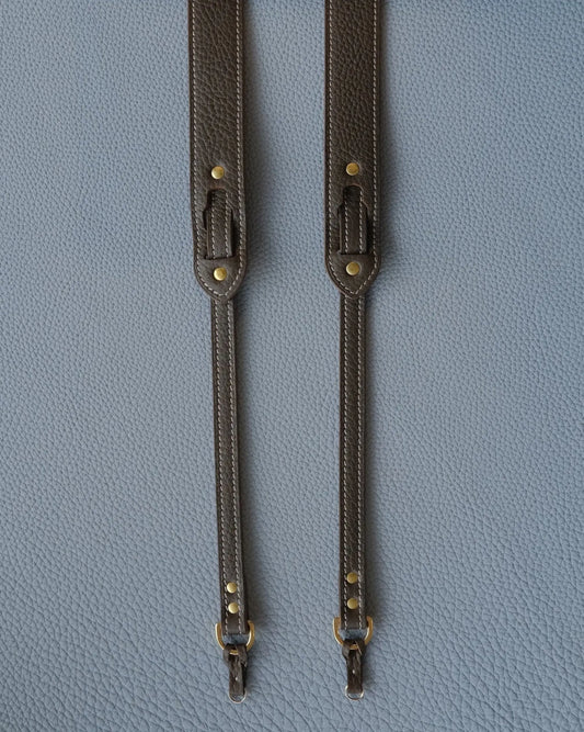 Sangle en cuir ébène doublée en cuir noir lisse, finitions soignées avec point sellier sur les zones d’attache – Atelier Eychenne.