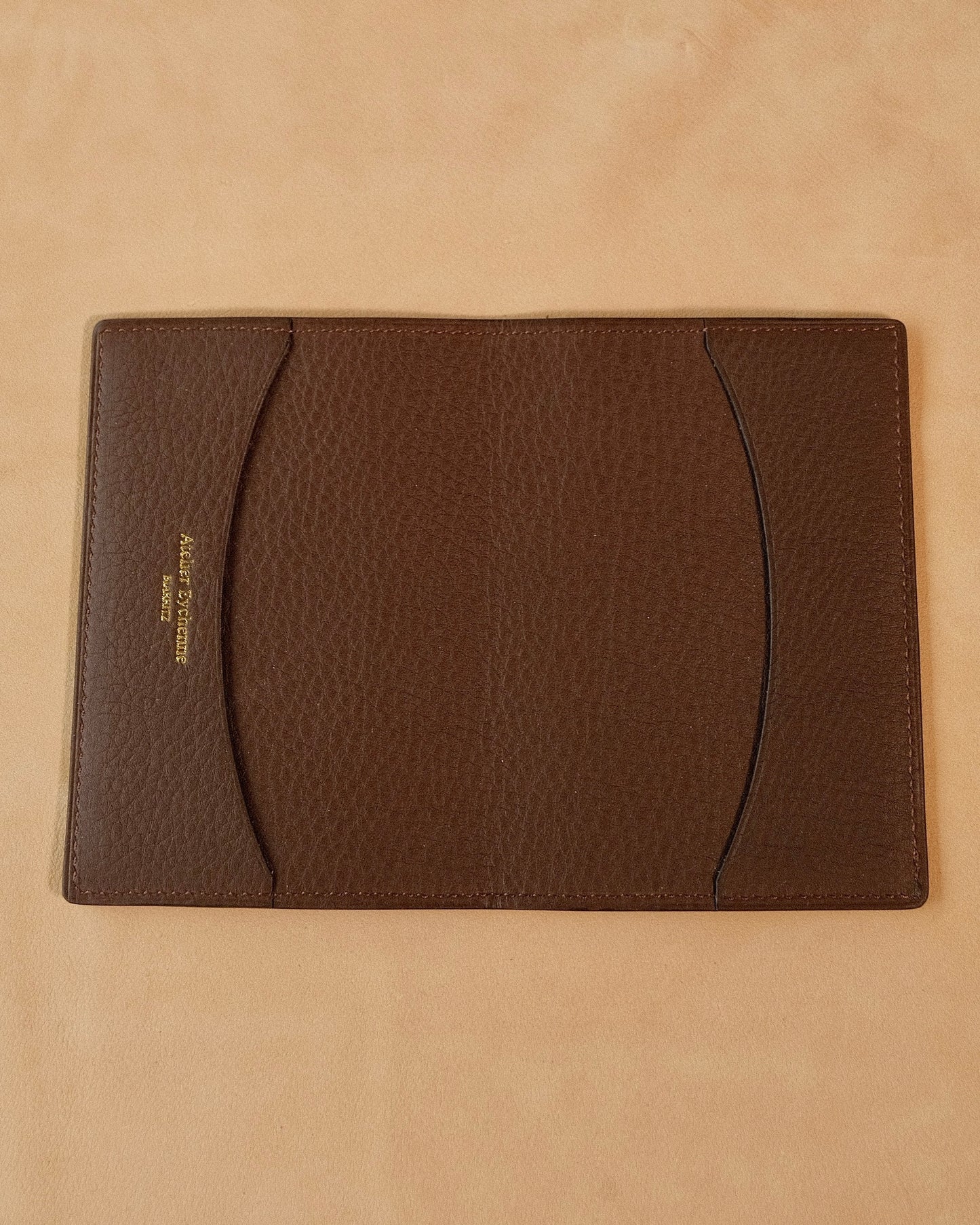 Protège passeport bicolor Marron clair/Ébène - Atelier Eychenne