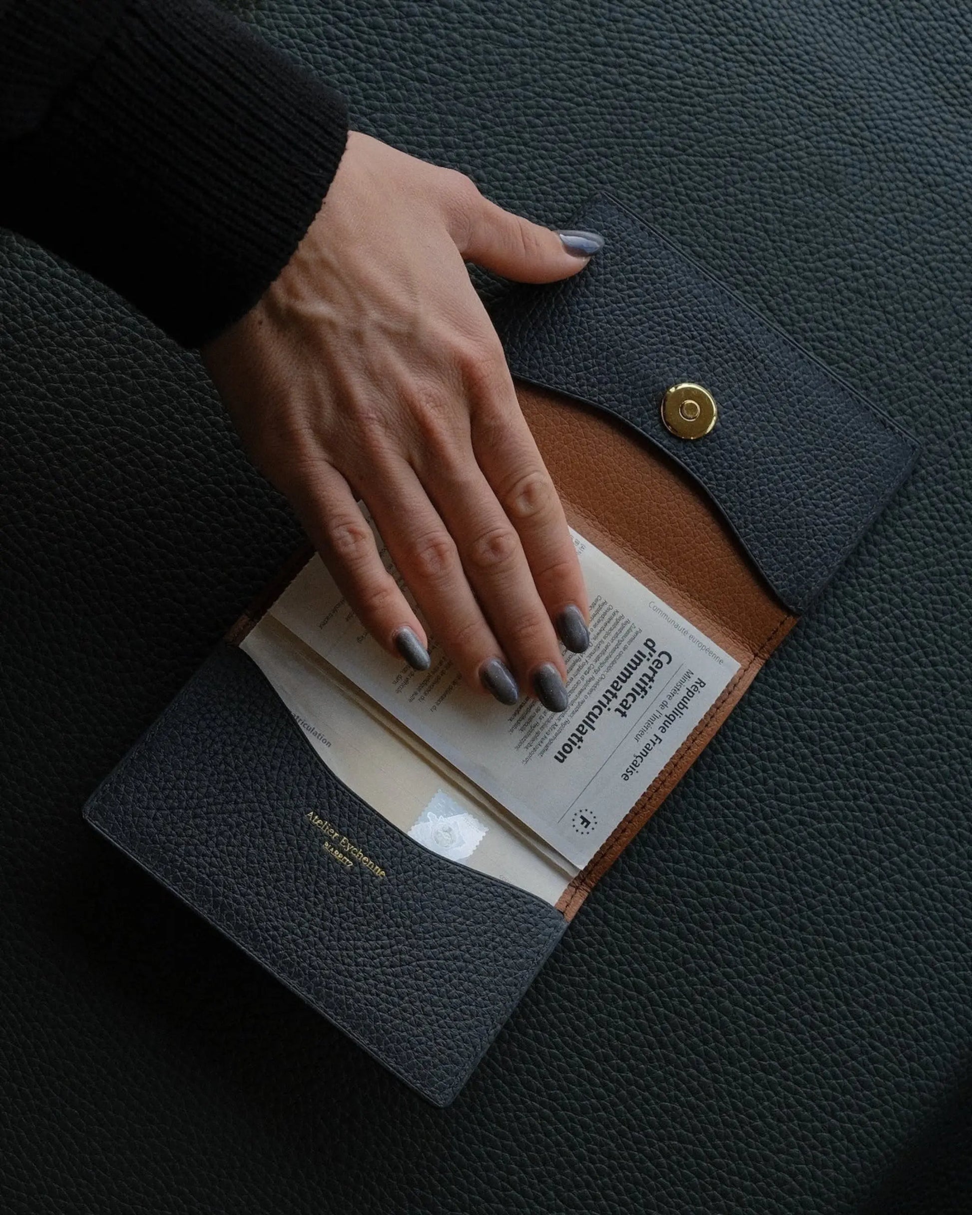 Étui à carte grise en cuir pleine fleur, fait main à Biarritz – création Atelier Eychenne, au format compact pour documents de véhicule.