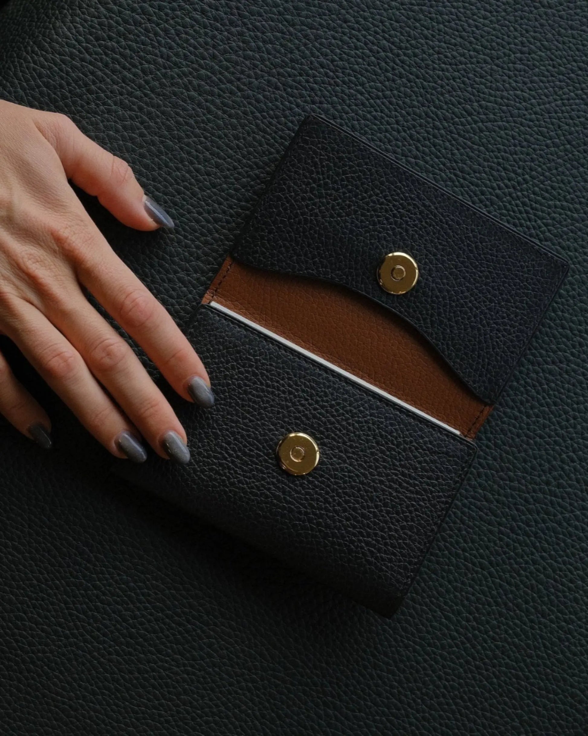 Étui à carte grise en cuir pleine fleur, fait main à Biarritz – création Atelier Eychenne, au format compact pour documents de véhicule.