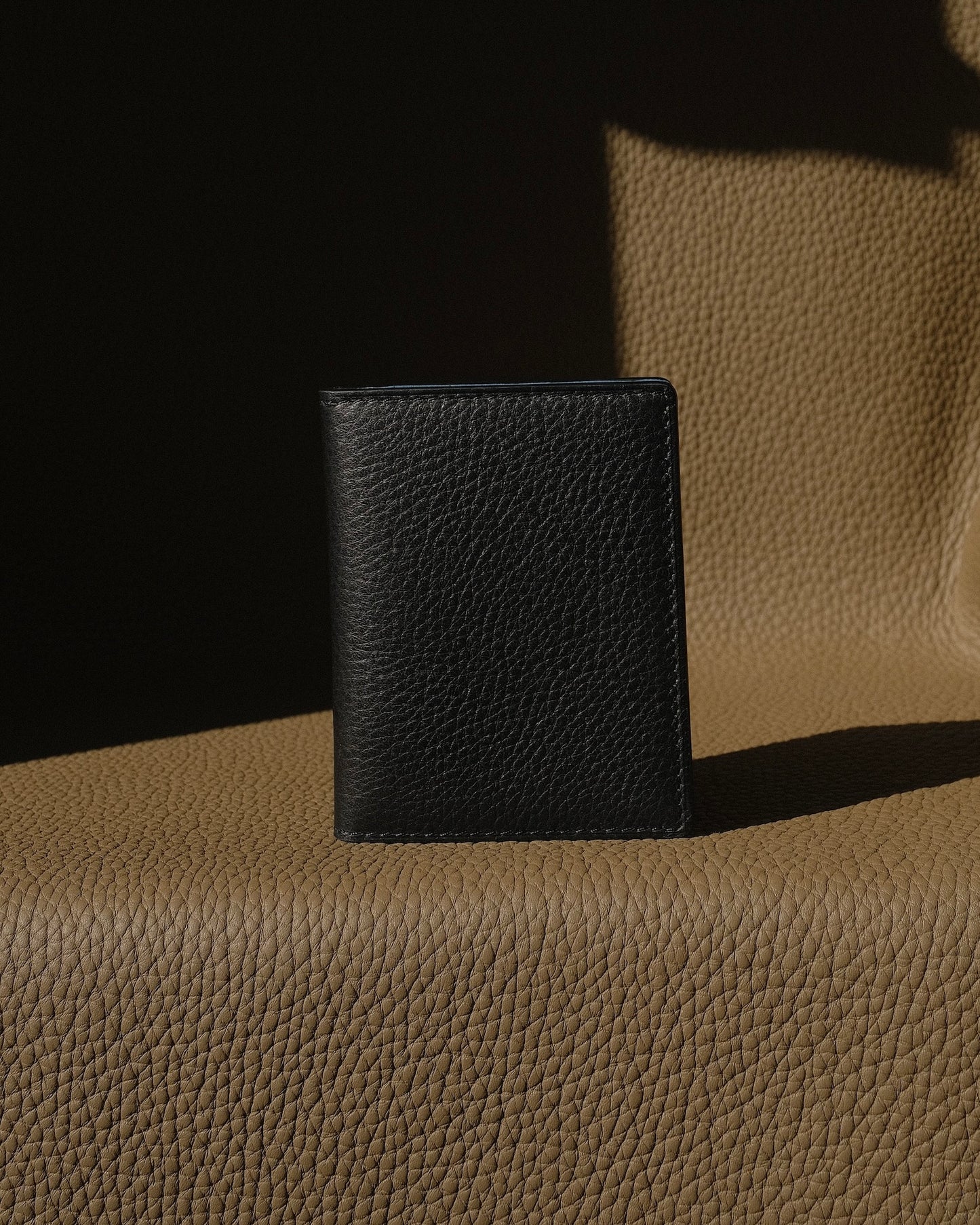 KAIOA V2 - Porte-cartes en Taurillon Noir et Bleu ciel