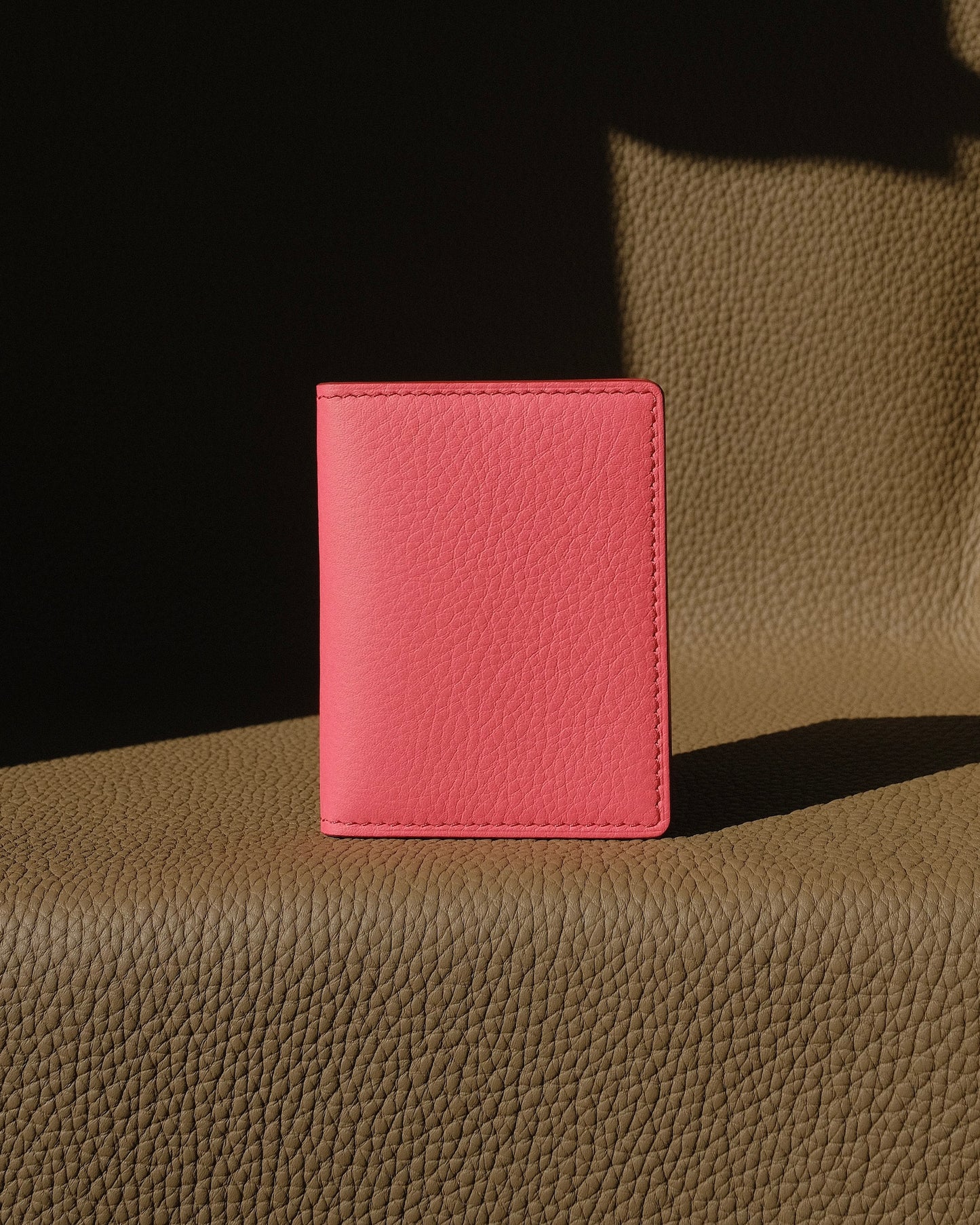 KAIOA V2 - Porte-cartes en Taurillon Rose, Orange et Grenat