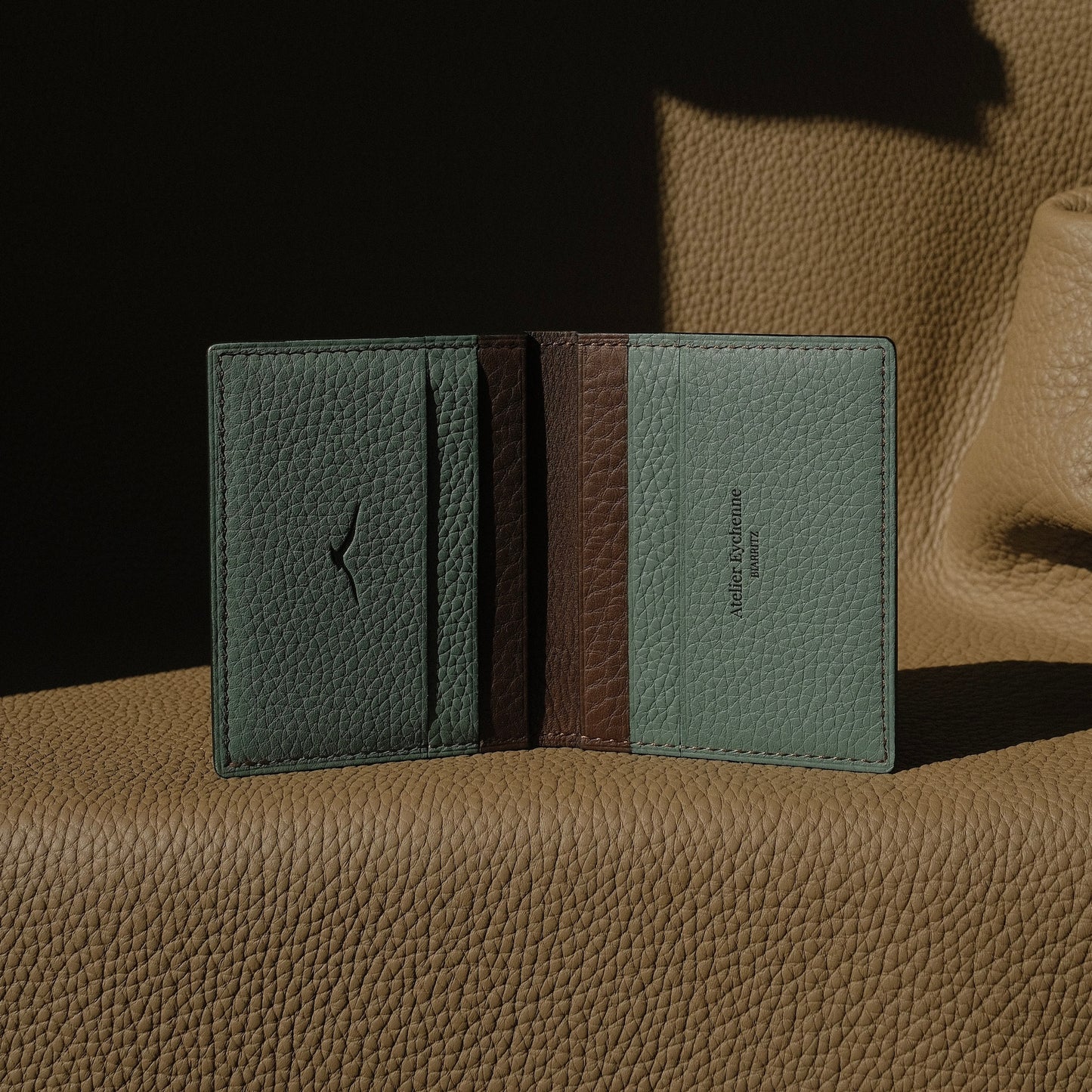KAIOA V2 - Porte carte en Taurillon Chocolat et Menthe