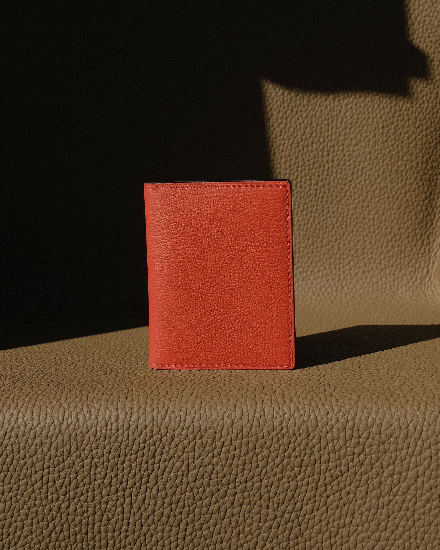 KAIOA V2 - Porte-cartes en Taurillon Ebene et Rouge Massaia