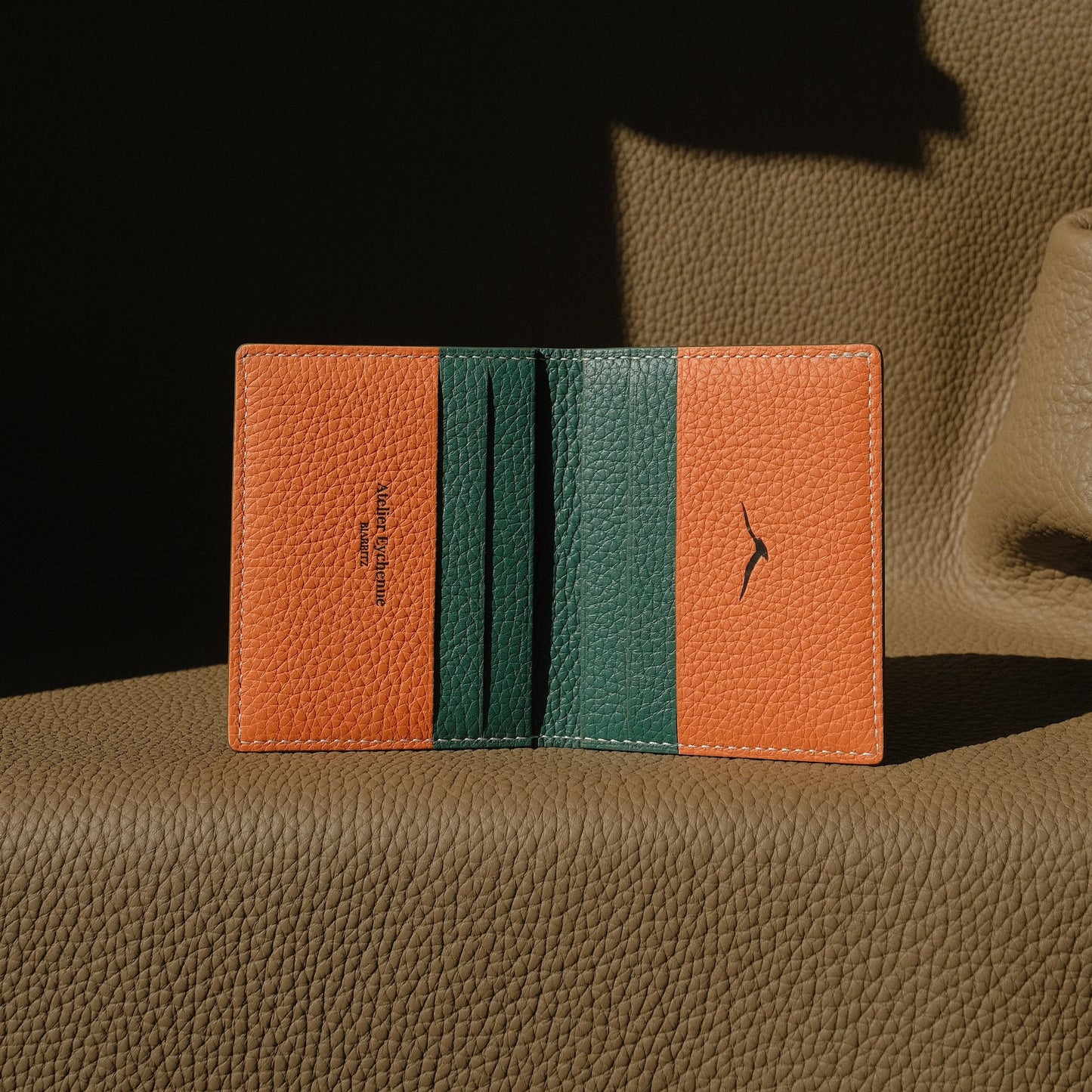 KAIOA V2 - Porte-cartes en Taurillon Vert Emeraude et Orange