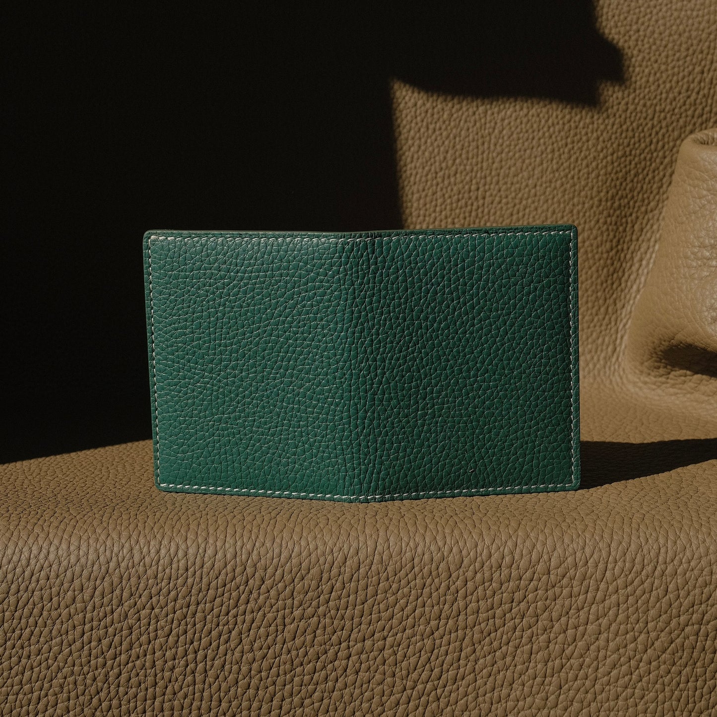 KAIOA V2 - Porte-cartes en Taurillon Vert Emeraude et Orange