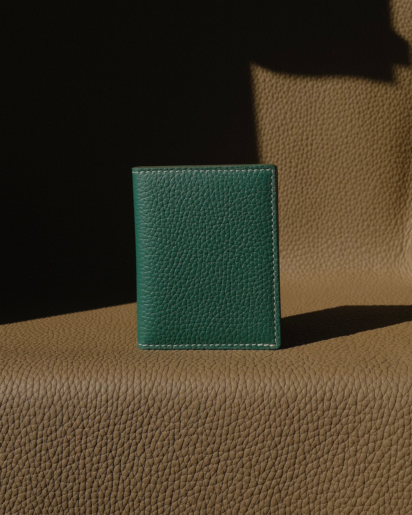KAIOA V2 - Porte-cartes en Taurillon Vert Emeraude et Orange